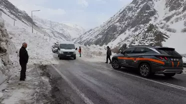 Kar yağışı altında Hakkari karayolları