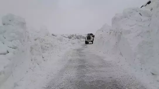 Kar yağışıyla kapalı yol görüntüsü
