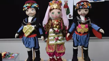 Tamamlanmış bir bez bebek ve geleneksel kıyafeti