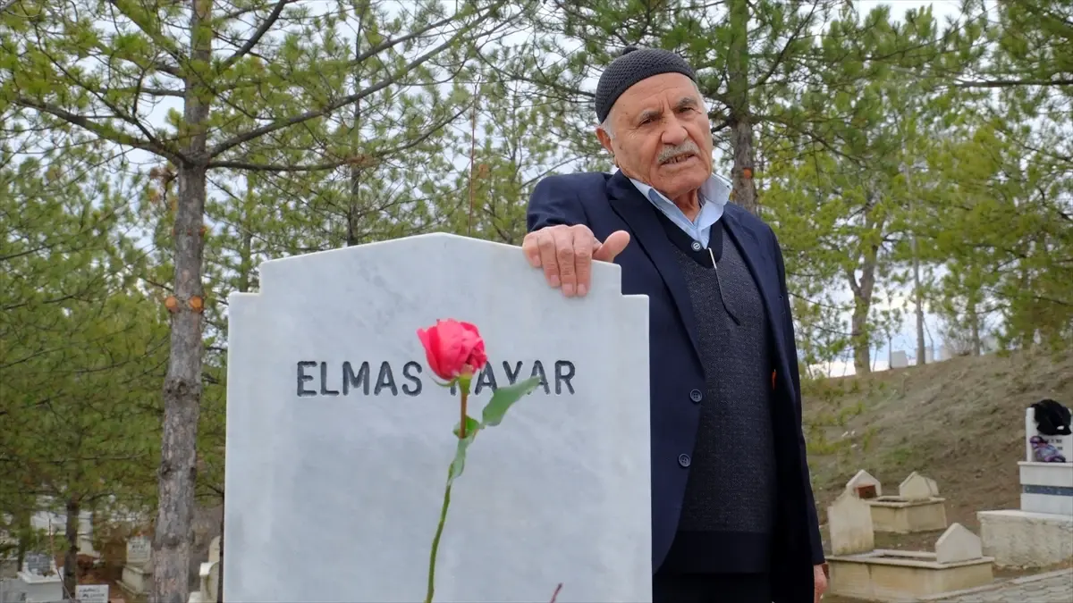 İbrahim Kayar mezarını ziyaret ederken