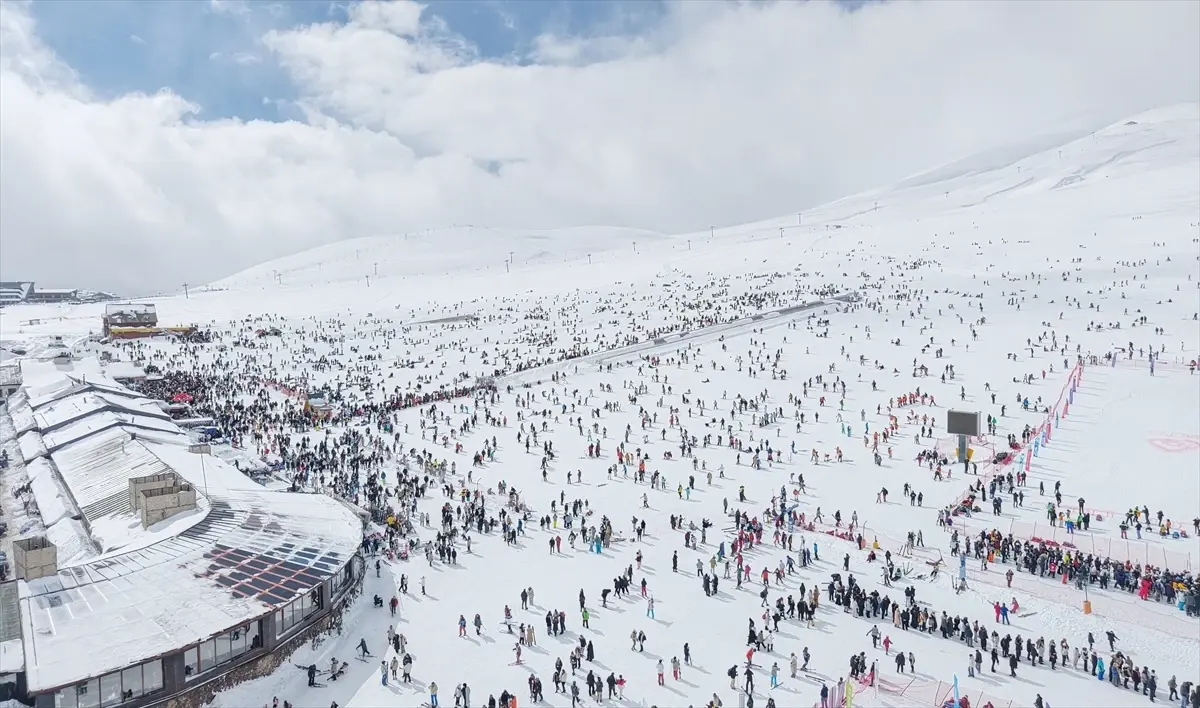 Erciyes Kayak Merkezi'nde Hafta Sonu Kar Coşkusu: 2 Metre Kar Altında Kayak Keyfi