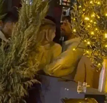 Ulaş Tuna Astepe ve İrem Haznedar sohbet ederken