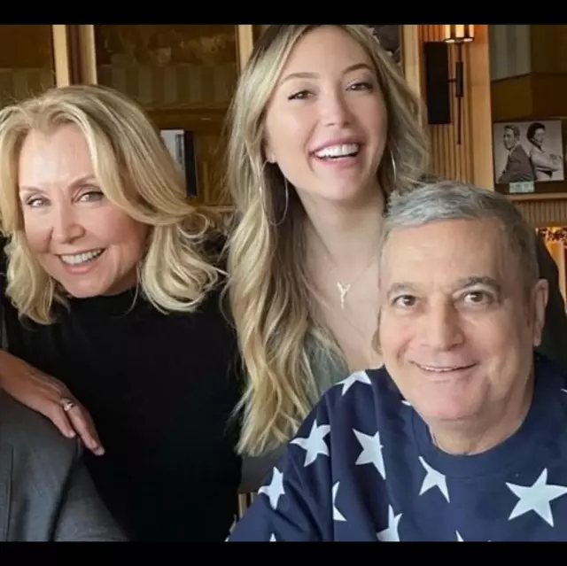 Anne ve kızın benzer kıyafetleri