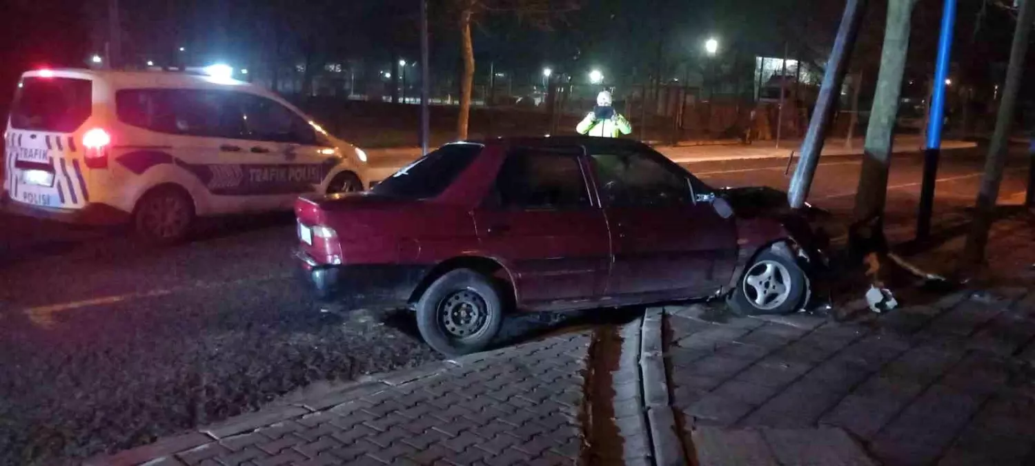 Çorlu’da Demir Direğe Çarpan Araç Kaçtı: Sürücü Olay Yerinden Kaçtı