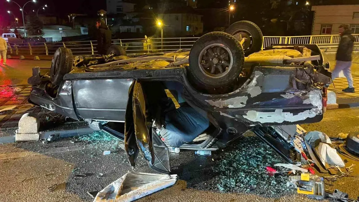 Karaman’da Tofaş Araç Şiddetli Çarpıştı, Sürücü Hayatta Kaldı