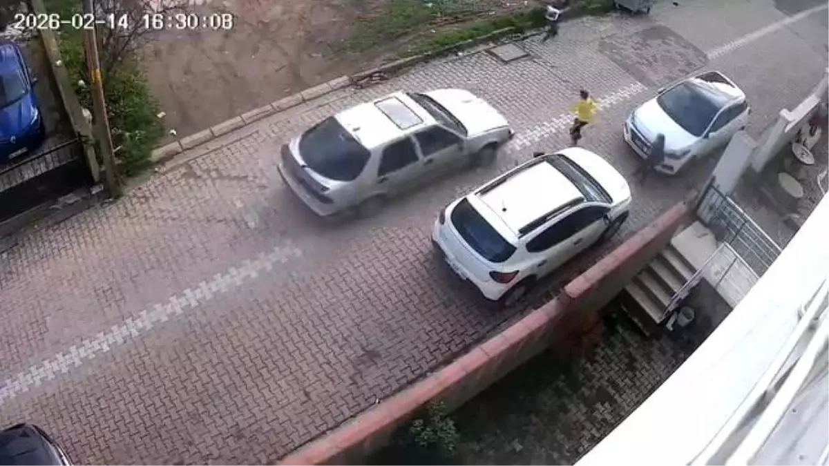 Kocaeli'de 9 Yaşındaki Çocuğa Çarpan Otomobil Güvenlik Kamerasında Görüldü