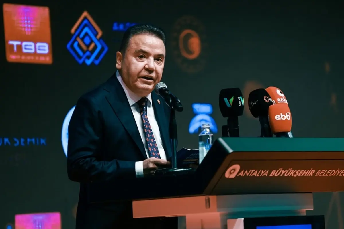 Antalya Büyükşehir Belediye Başkanı Muhittin Böcek Hastaneye Alındı: Ceza Soruşturması Devam Ediyor