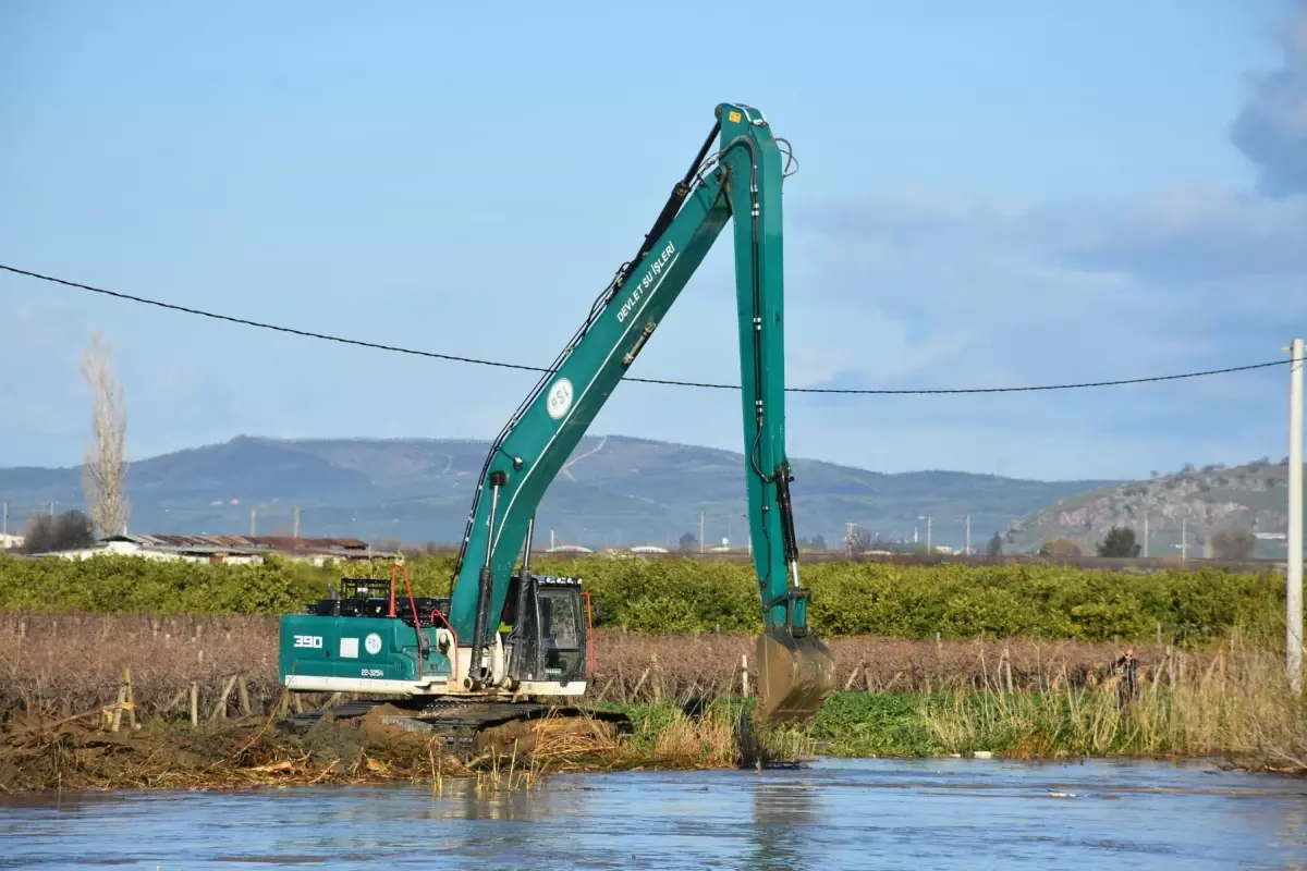 İzmir'de Barajlar Taşkınları Engelliyor: Bakan Yardımcısı Gizligider'den Açıklama