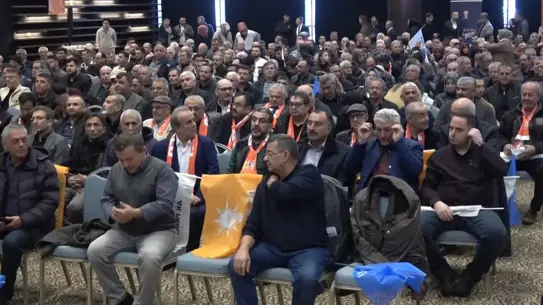 AK Parti lideri Elitaş'ın kürsüdeki görüntüsü