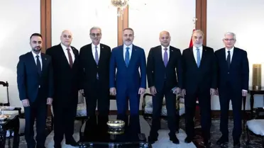 Toplantı anı: Fidan ve Şaat el sıkışıyor