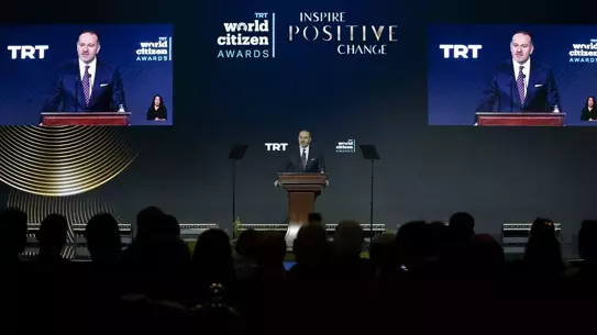 Ödül kazananların sahnedeki fotoğrafı