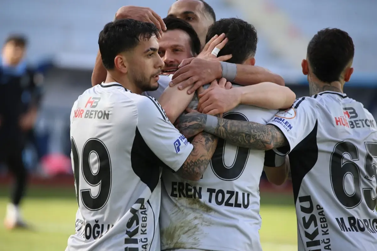 Erzurumspor 7-0’lık Zaferle Liderliğe Yükseldi: 8’de 8 Serisi Süper Lig’e Açılıyor