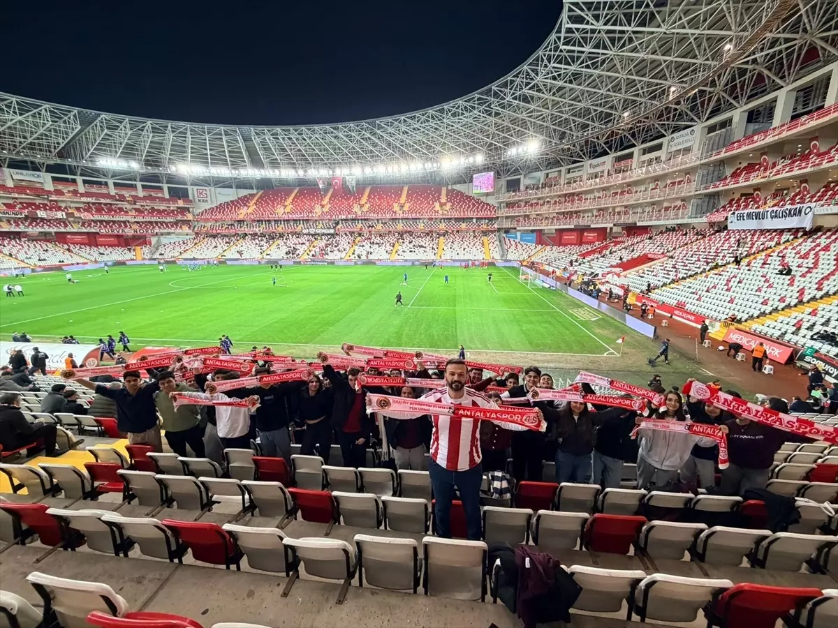 Antalya'da 80 Öğrenci, Antalyaspor Maçının Ardından Tribünü Temizledi