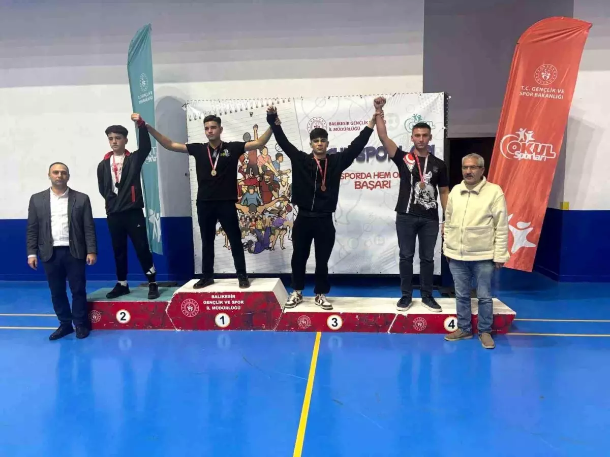 Burhaniyeli Genç Boksörler Balıkesir Şampiyonasında 8 Madalya Kazandı