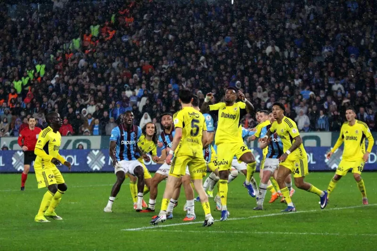 Fenerbahçe, Trabzonspor'u 3-2'lik Çekişmeli Galibiyetle Geçti