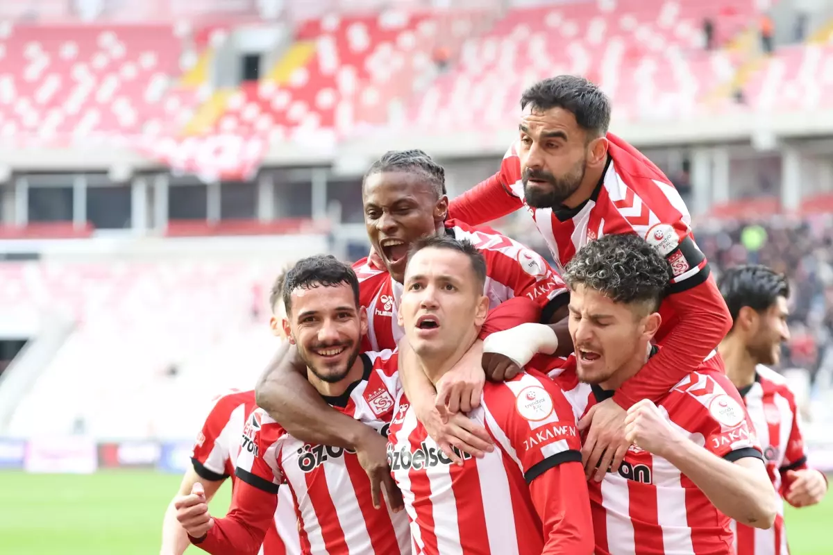 Sivasspor ve Vanspor 3-3'luk Çekişmeli Karşılaşmada 6 Gol