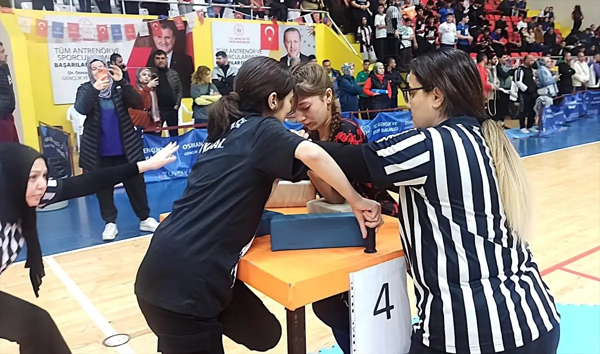 Osmaniye'de 332 Sporcu Bilek Güreşi Grup Müsabakalarına Katıldı