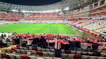 Antalya stadyumunda temizlik yapan öğrenciler