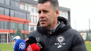 Çorum FK teknik direktör Hüseyin Eroğlu'nun sahada