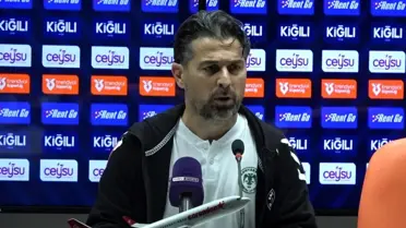 Konyaspor antrenman sahasında taktik toplantısı