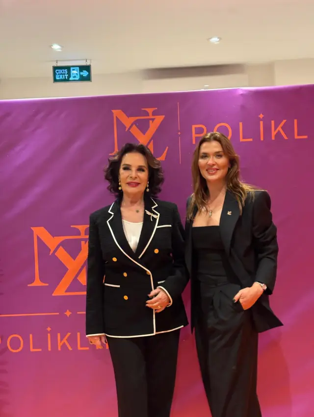 Hülya Koçyiğit'in sanat performansı