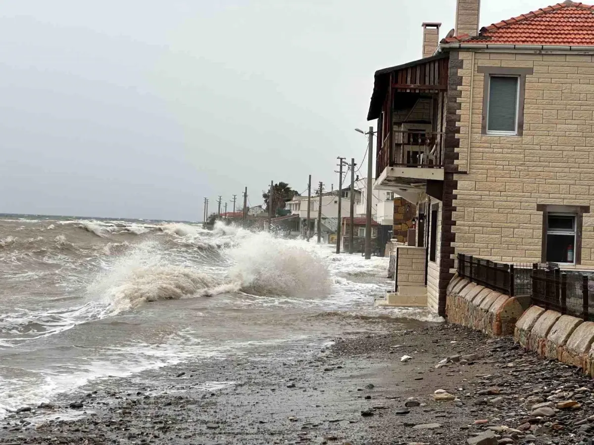 Ayvacık’ta Şiddetli Fırtına Sonrası Sular Evleri Kapladı