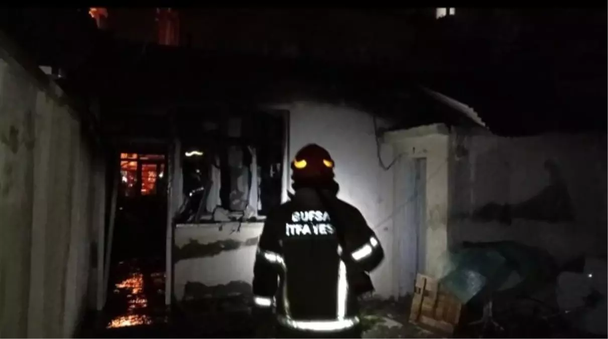 Yangın sonrası yıkılmış müstakil ev