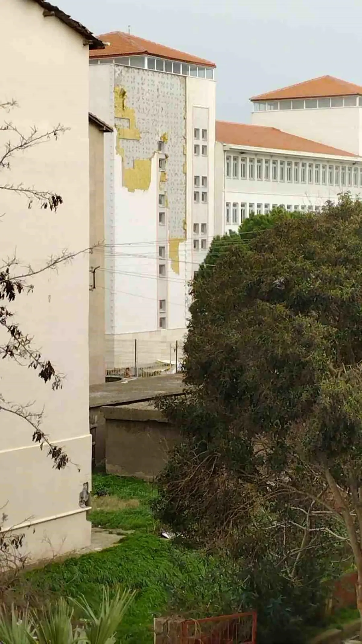 Çanakkale'de Şiddetli Fırtına Ağaçları Yıktı, Apartman Balkonunda Hasar Oluşturdu