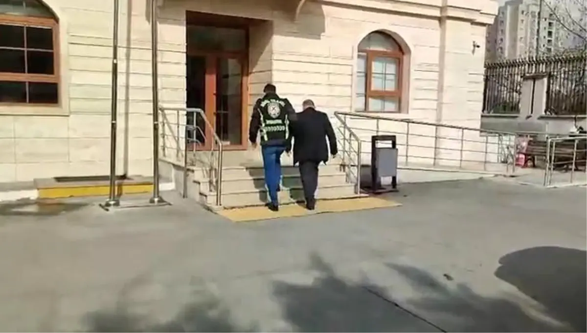 Esenyurt’ta Servis Şoförü ve Sürücü Arasında Şiddetli Trafik Tartışması Görüntülendi