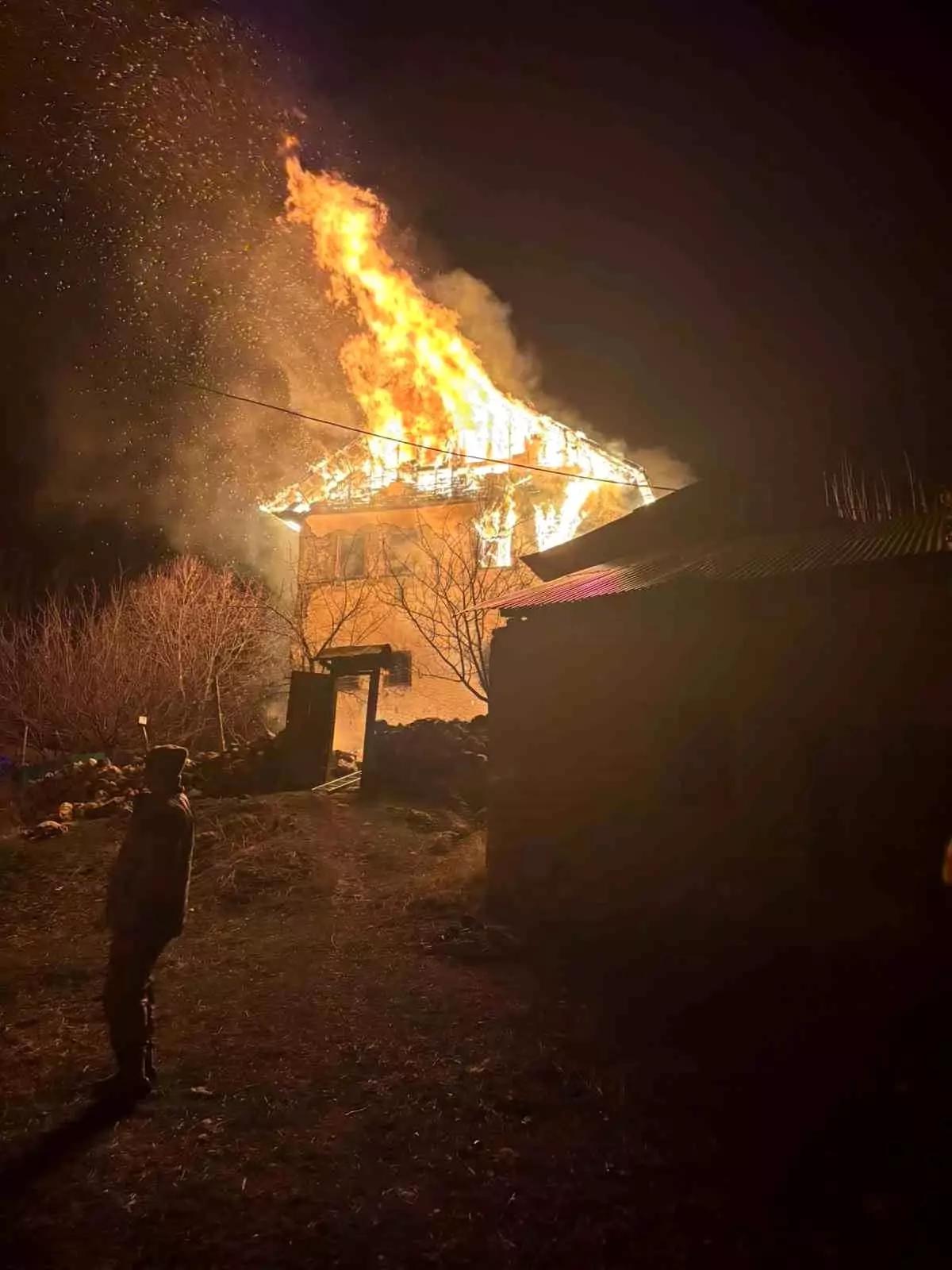 Kale köyündeki yangın sonrası duman yükseliyor