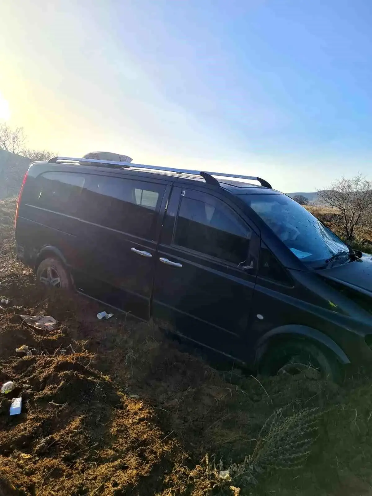 Şarkikaraağaç'ta sarampole çarpan araç