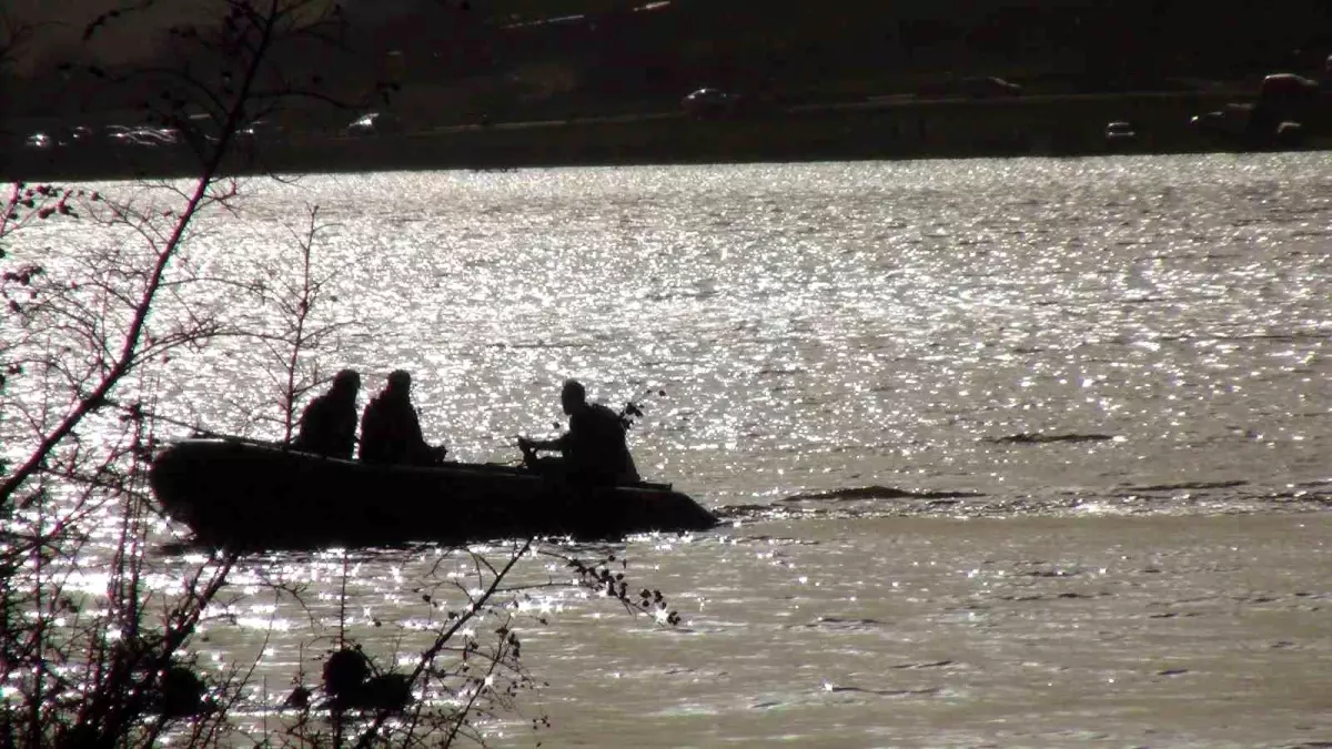 Manisa Yunusemre'de 18 Yaşındaki Genç Gölette Kayıp: Arama Çalışmaları Hız Kazandı