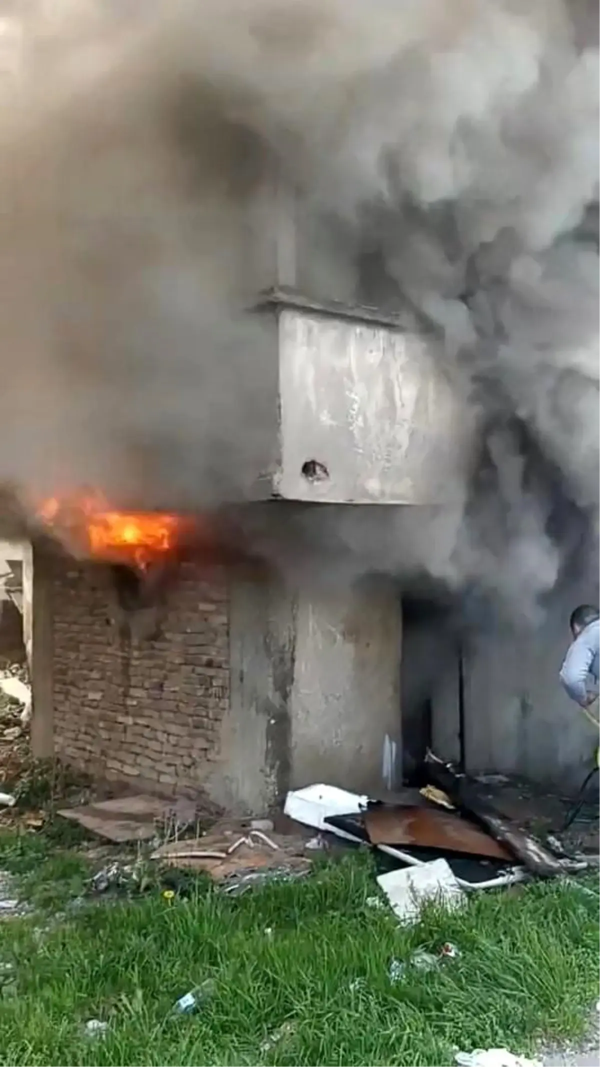 Bursa’da Terk Edilmiş Bina Yangını Vatandaşların Hızlı Müdahalesiyle Söndürüldü