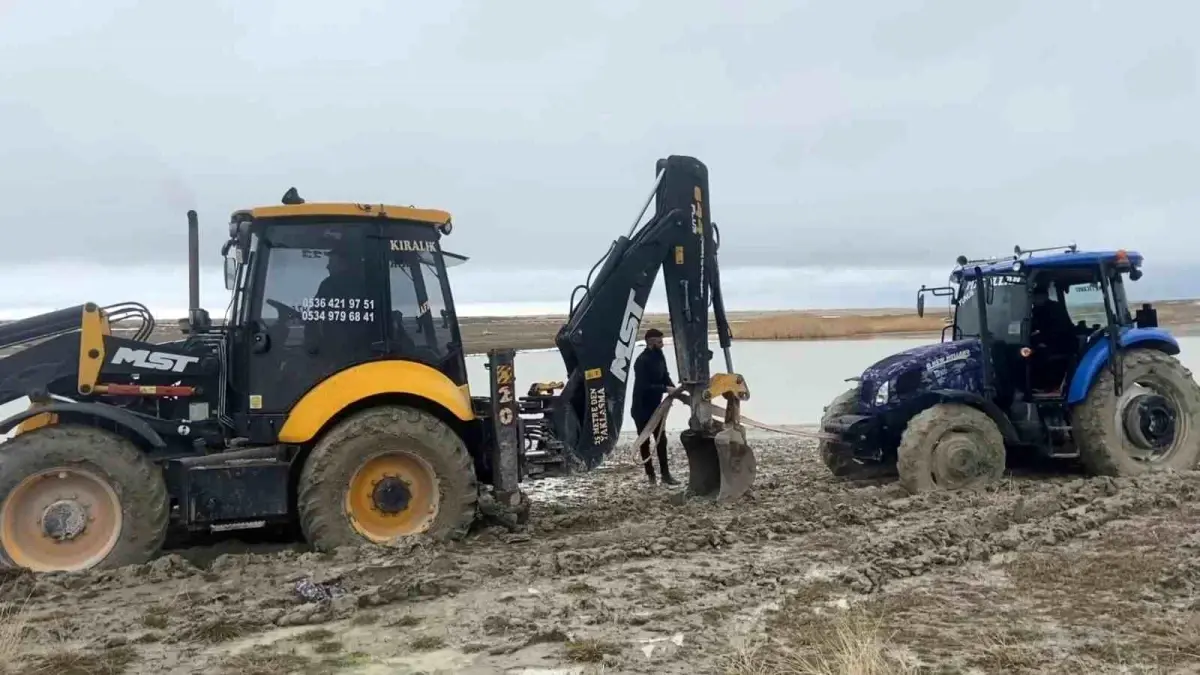 Van Gölü kıyısında traktör çamura saplandı, kepçe yardımıyla kurtarıldı