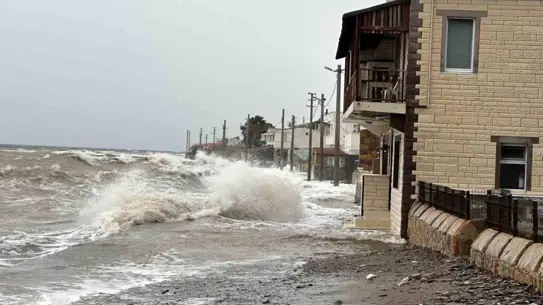 Ayvacık’ta Şiddetli Fırtına Sonrası Sular Evleri Kapladı