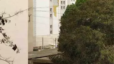 Çanakkale'de Şiddetli Fırtına Ağaçları Yıktı, Apartman Balkonunda Hasar Oluşturdu