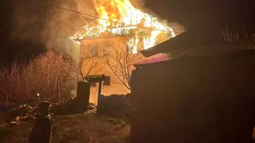 Gümüşhane’nin Kale Köyü’nde 3 Katlı Evde Çıkan Yangın: 79 Yaşındaki Mustafa Eken Kayıp