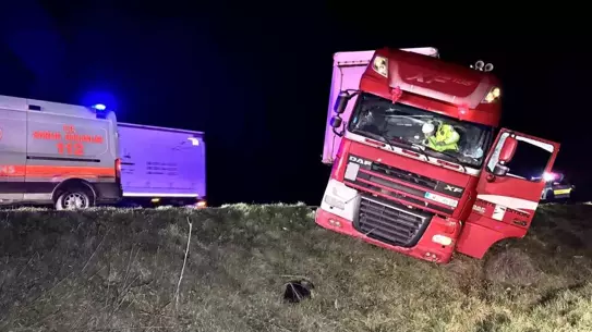 Edirne'de Hamzabeyli Sınır Kapısı'nda Tır Şarampolde Kıskıvrak Kurtuldu