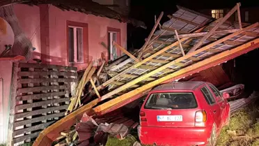 Düzce'de rüzgar sonrası hasar gören konut ve araçlar