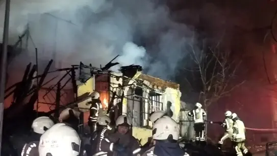 Üsküdar’da İki Katlı Metruk Bina Yangını Kontrol Altına Alındı