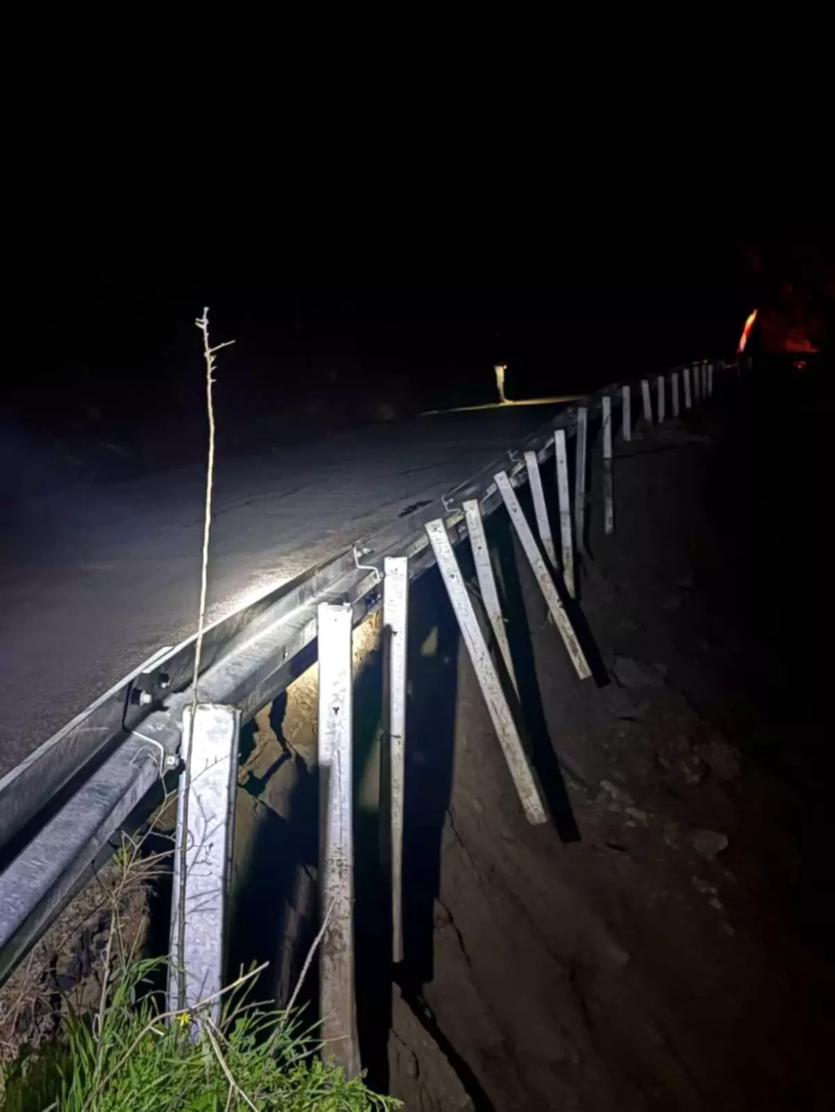 İncirliova’da yol göçmesi sonrası uyarı işareti