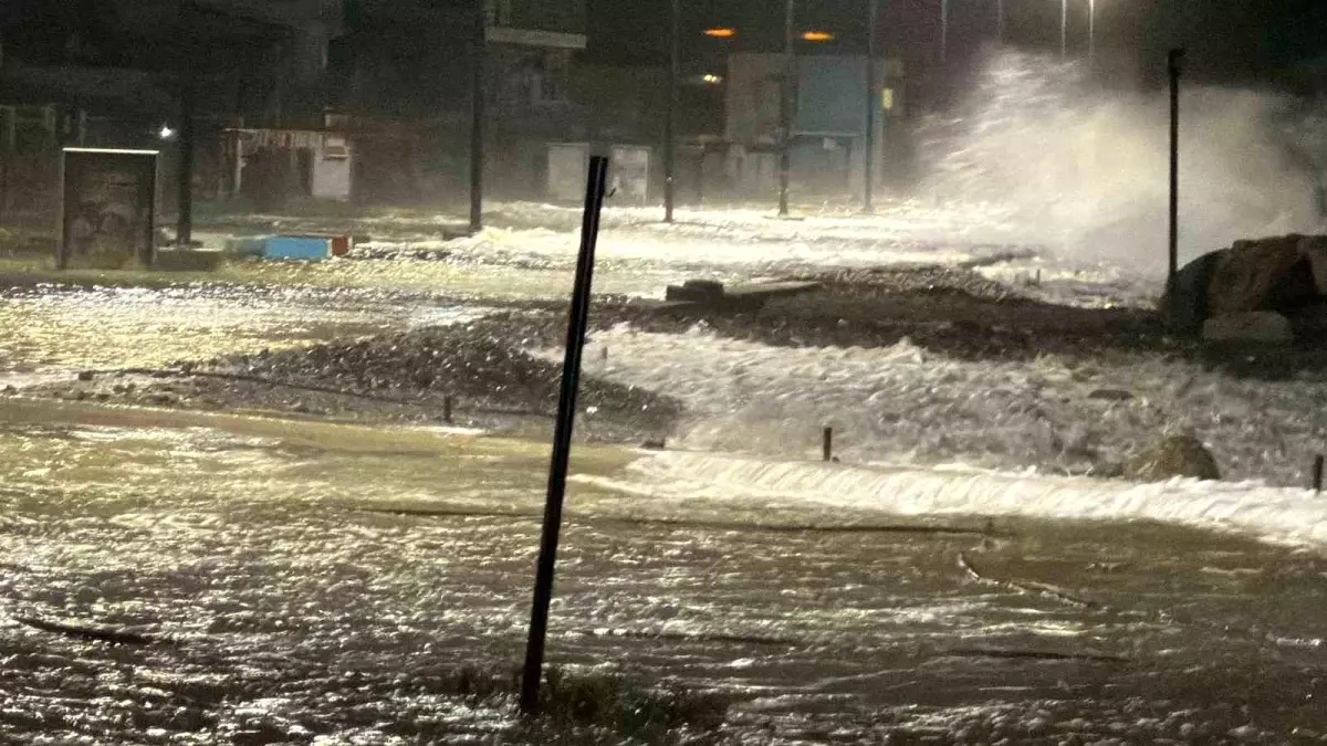 Altınoluk sahilinde yükselen deniz seviyesi