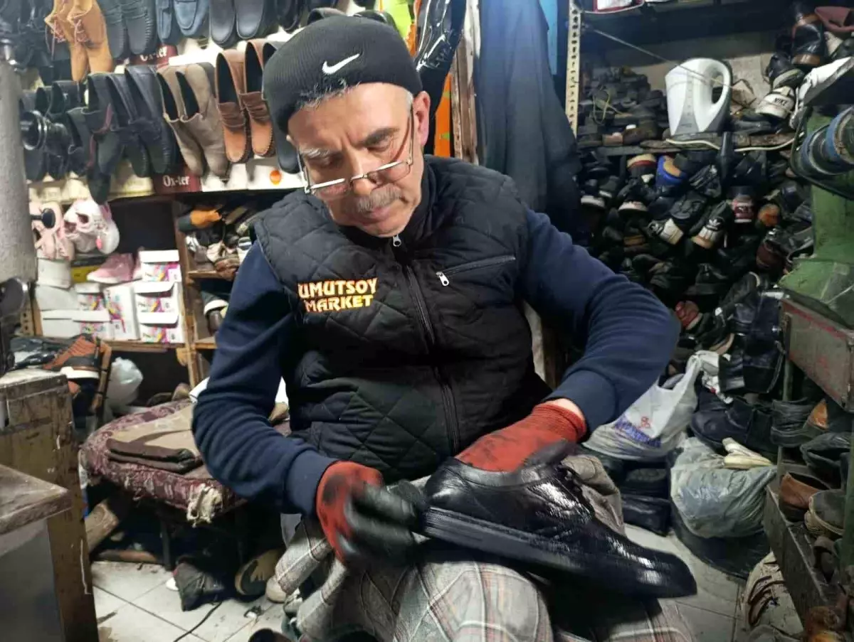 Bayram Bayır eski ayakkabıları tamir ederken