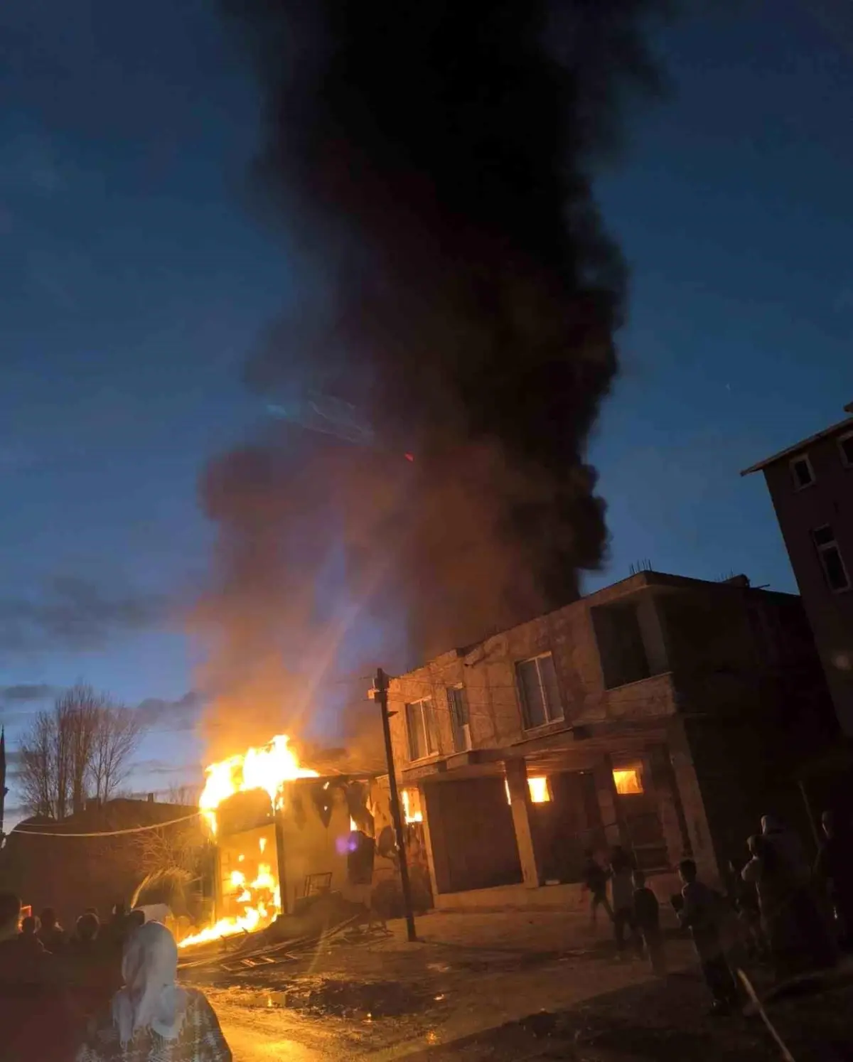 Van’da iş yerinde çıkan yangın sonrası itfaiye ekipleri