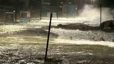 Altınoluk’taki Şiddetli Lodos, Sahil Bölgesinde Su Baskınına Yol Açtı