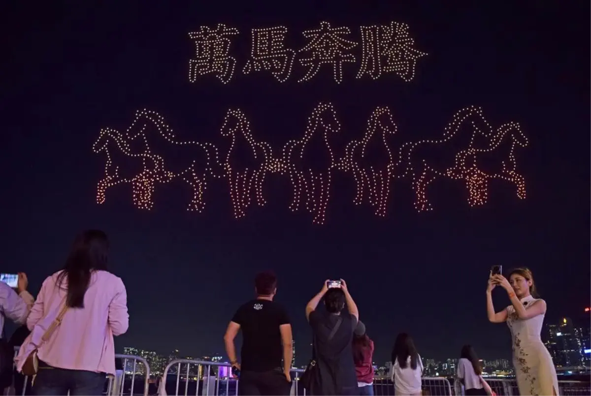 Hong Kong’da Çin Yeni Yılı ışık gösterisi