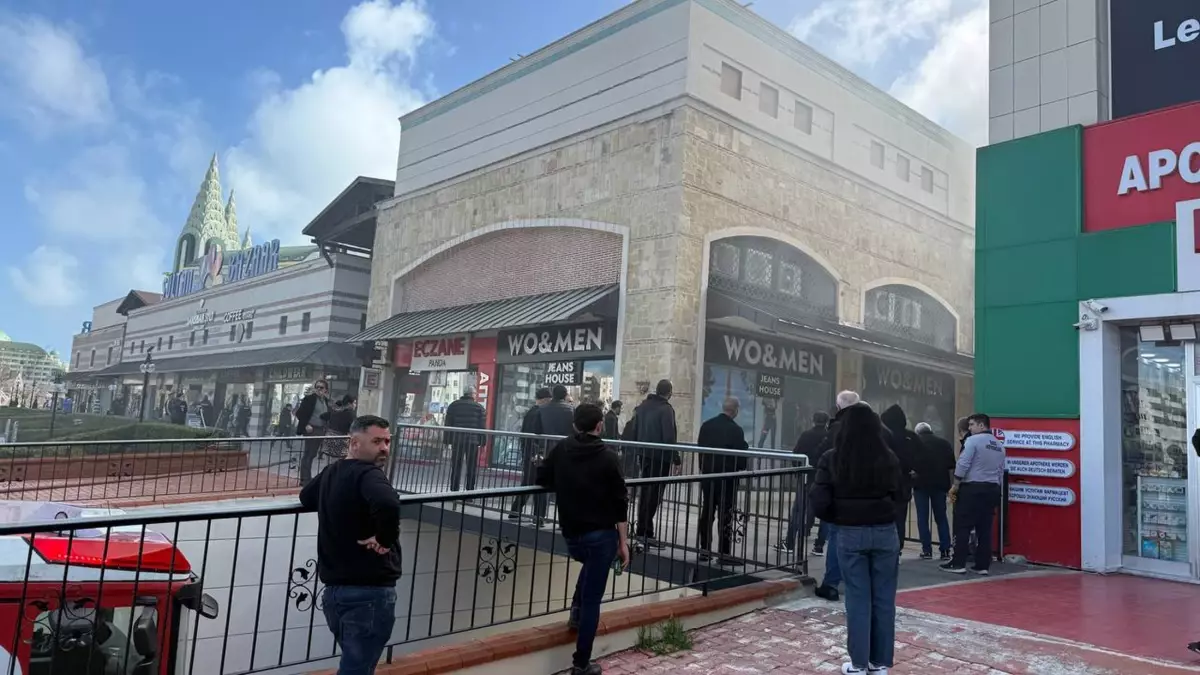 Antalya’da Alışveriş Merkezi Yangını Kontrol Altına Alındı