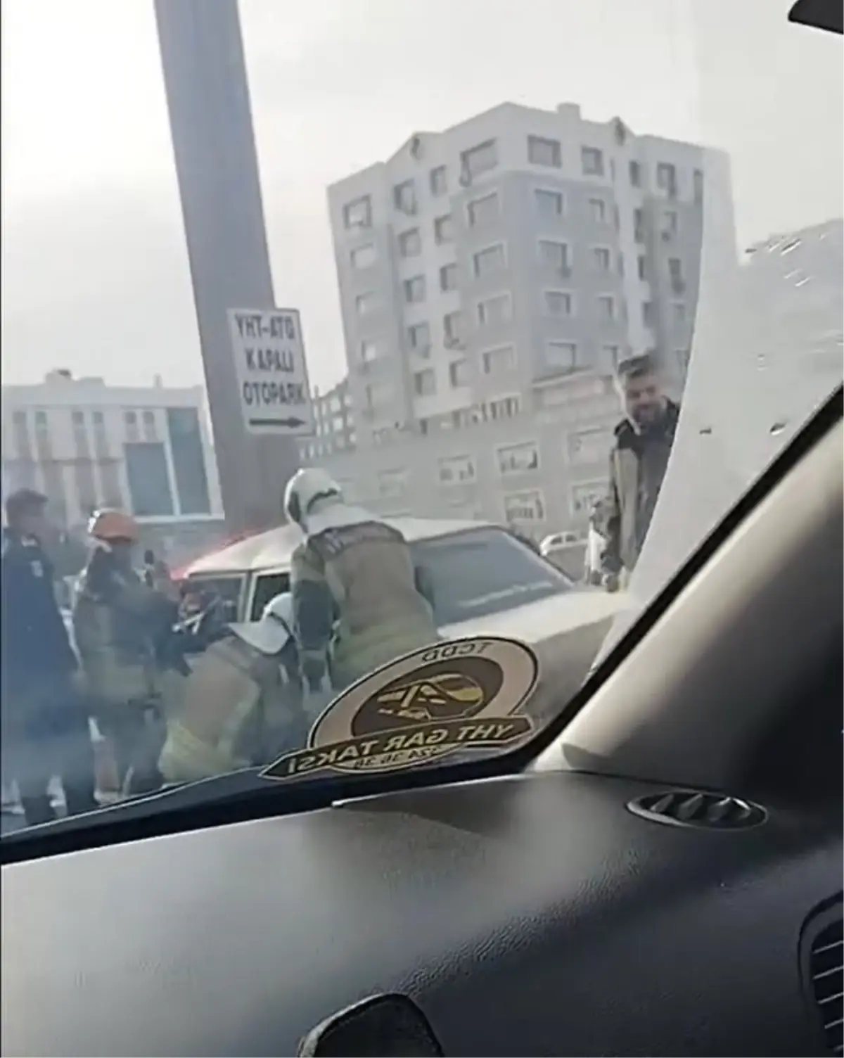 Çankaya’da Direğe Çarpan Otomobil Sürücüsü Hastaneye Kaldırıldı