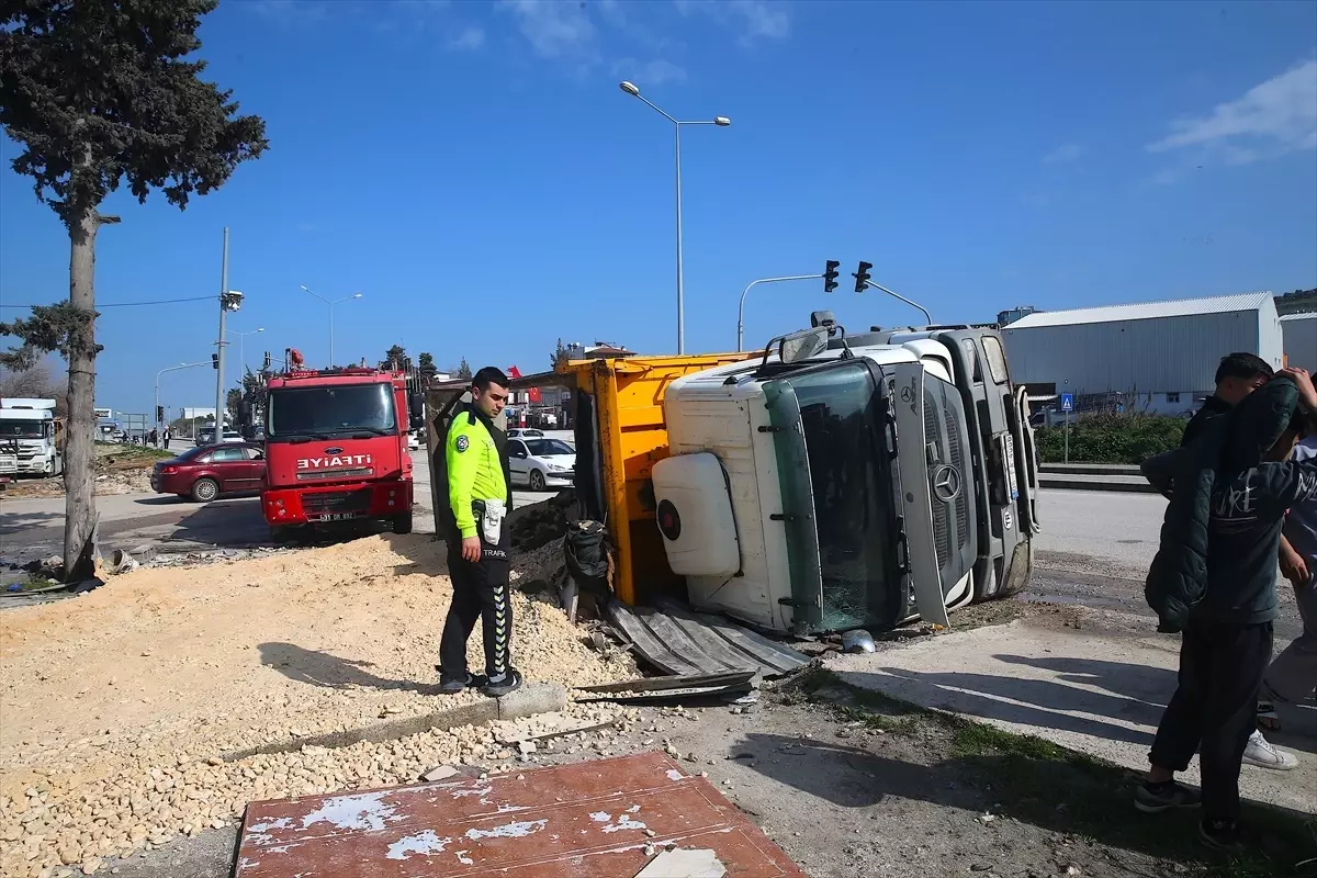 Antakya’da devrilen hafriyat kamyonu
