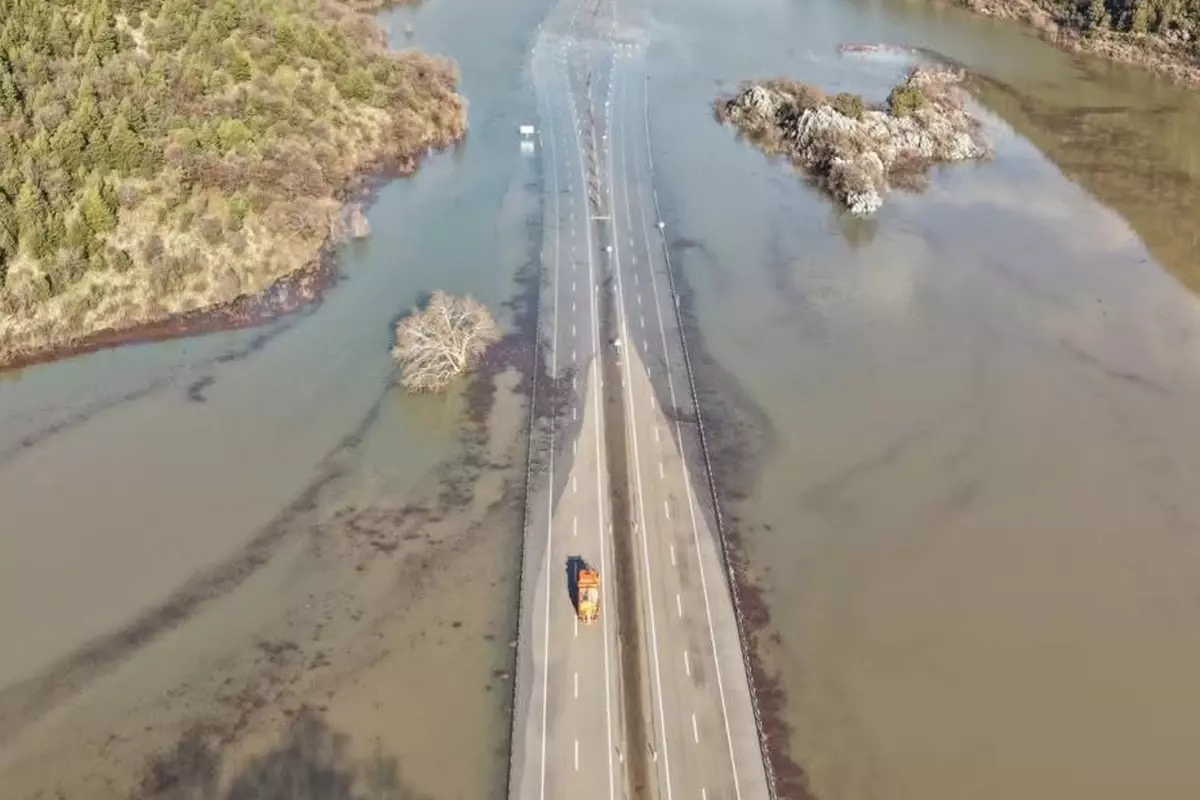 Antalya‑Konya yolunda su birikintileri